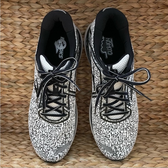 brooks shoes sold near me